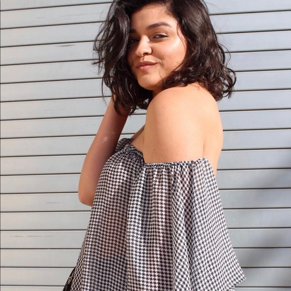 Houndstooth off the shoulder blouse . - Picture 2 of 2